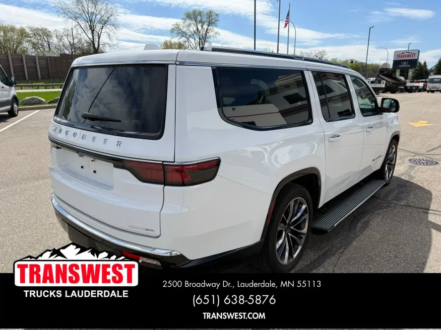 2023 Jeep Wagoneer L Series III | Photo 16 of 23