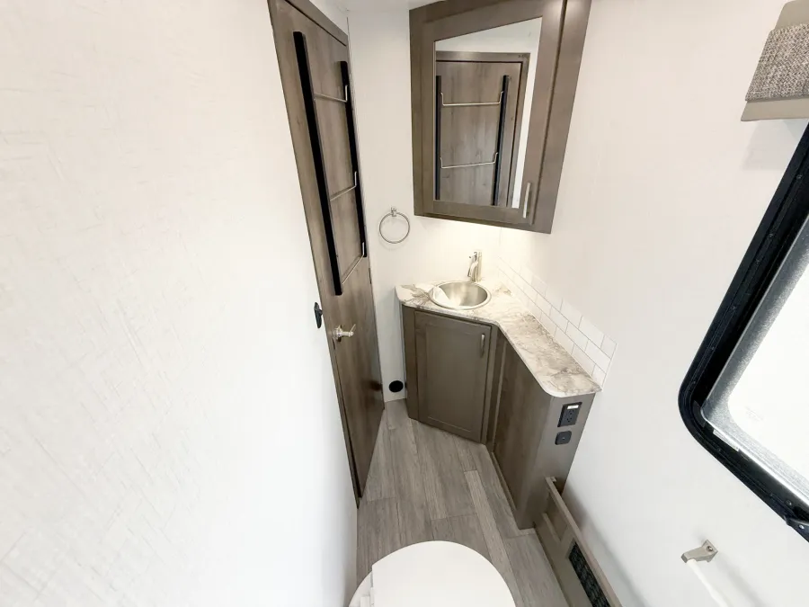 2025 Dynamax Isata 30FW | Photo 13 of 25