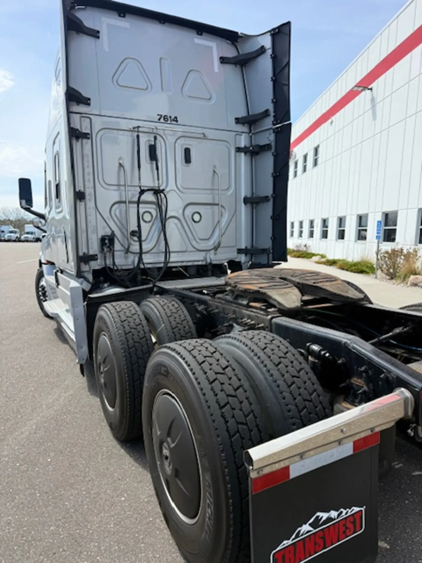 2020 Freightliner Cascadia | Photo 4 of 15