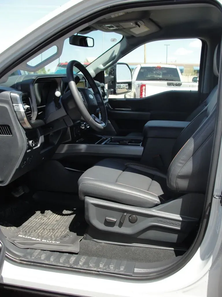2026 Ford Super Duty F-350 | Photo 22 of 28