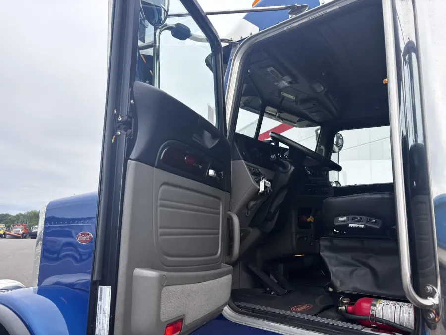 2022 Peterbilt 389 | Photo 9 of 20