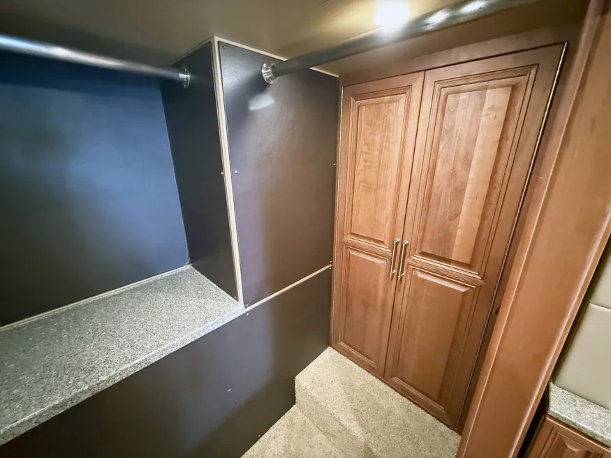 2017 Emerald Prevost X3-45 Double Slide | Photo 21 of 34