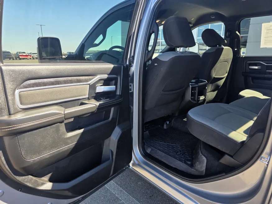 2024 RAM 2500 Big Horn | Photo 10 of 22