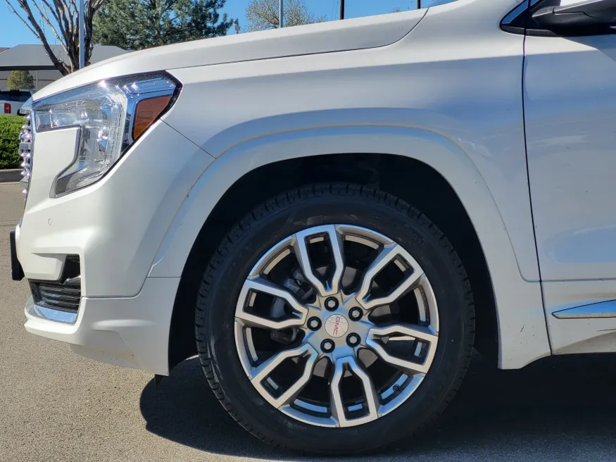 2023 GMC Terrain Denali | Photo 8 of 25