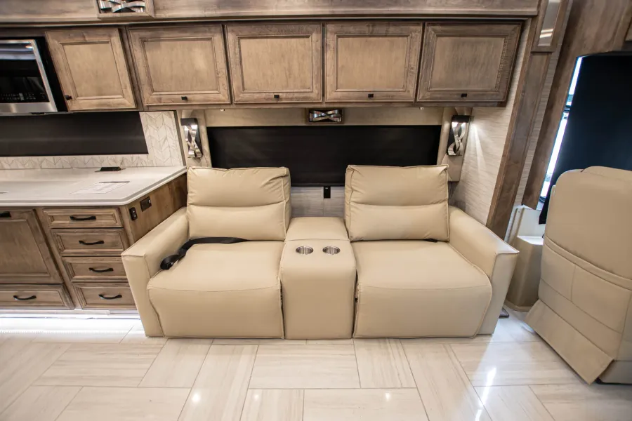 2026 Tiffin Phaeton 44OH | Photo 14 of 31