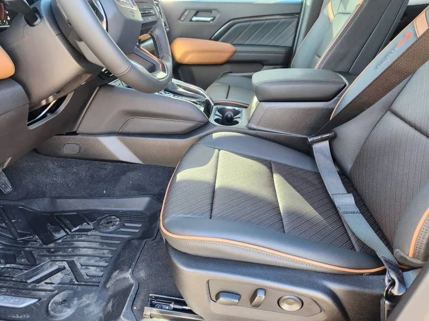 2026 GMC Canyon 4WD AT4 | Photo 8 of 30