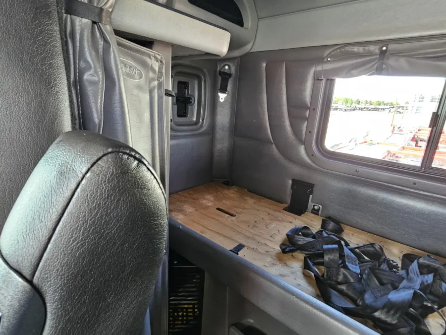 2020 Peterbilt 389 | Photo 25 of 30