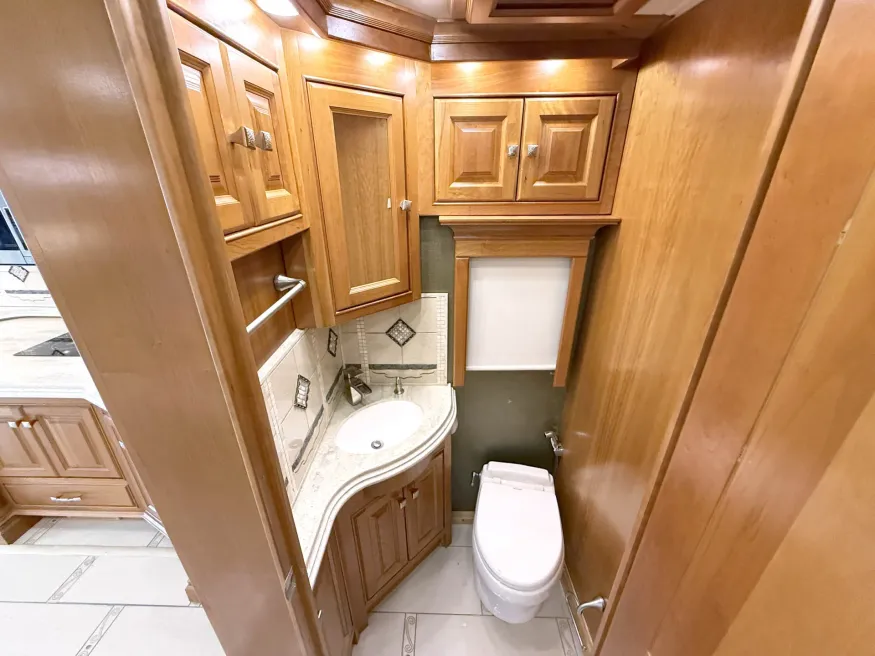 2013 Tiffin Zephyr | Photo 13 of 32