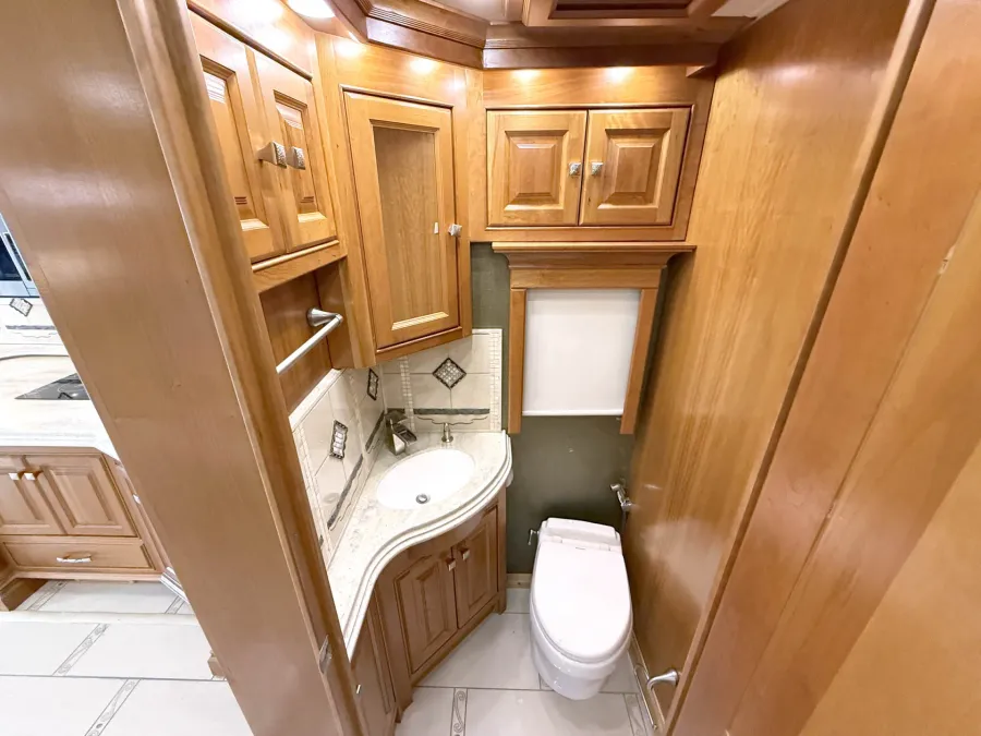 2013 Tiffin Zephyr | Photo 13 of 32