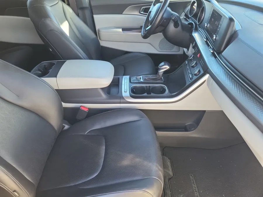 2024 Kia Carnival LX | Photo 9 of 22