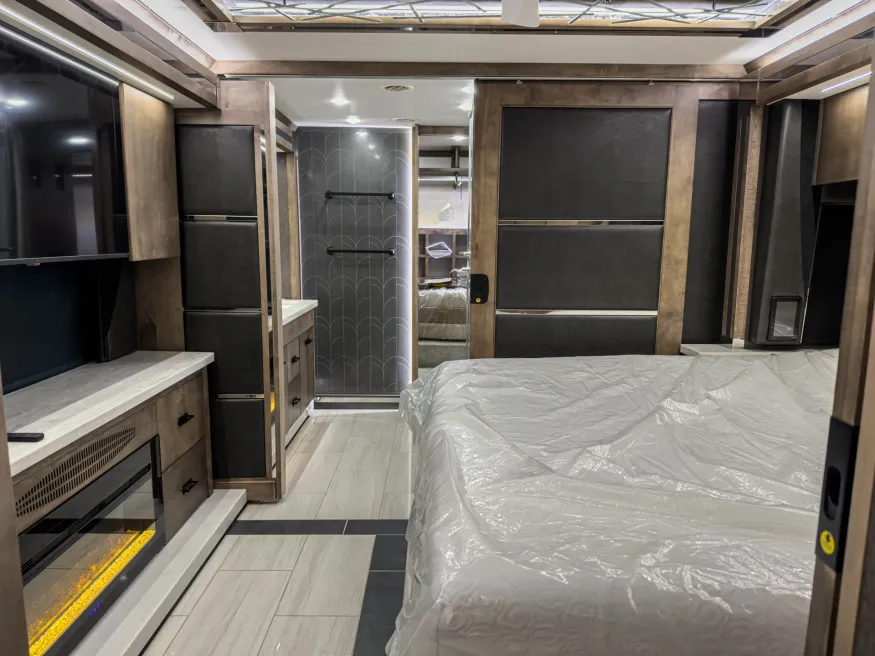 2026 Tiffin Zephyr 45PZ | Photo 28 of 39