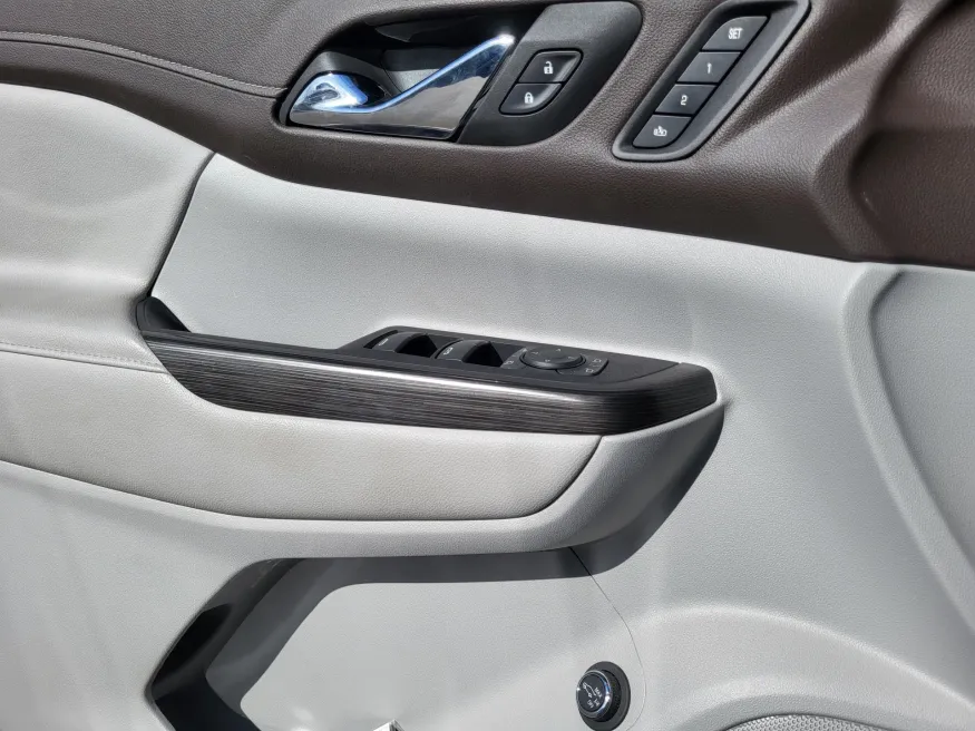 2023 GMC Acadia SLT | Photo 19 of 25