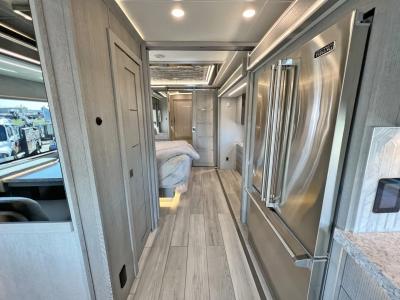 2022 Newmar King Aire 4533 | Thumbnail Photo 18 of 44