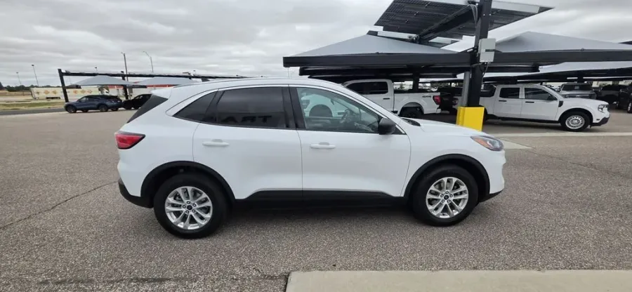 2022 Ford Escape | Photo 4 of 28