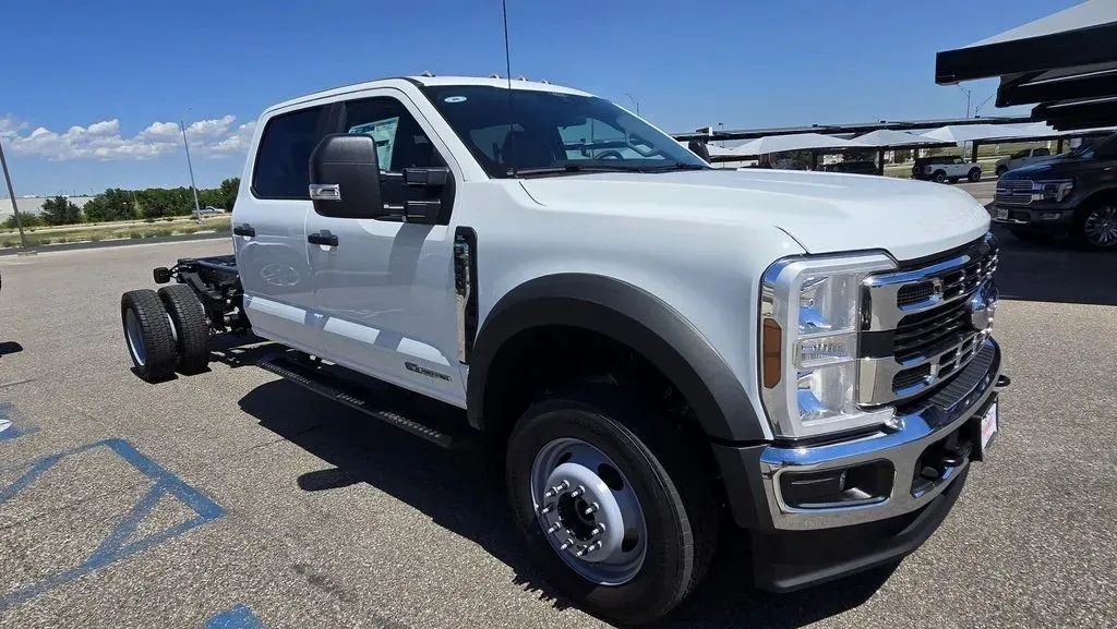 2025 Ford Super Duty F-450 | Photo 3 of 26