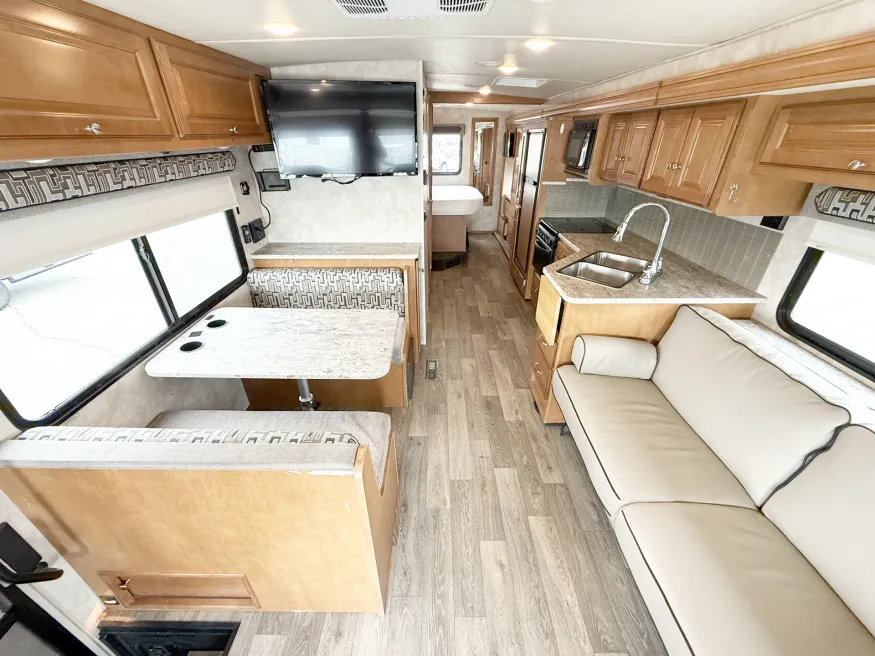 2018 Winnebago Vista 29 VE | Photo 3 of 24
