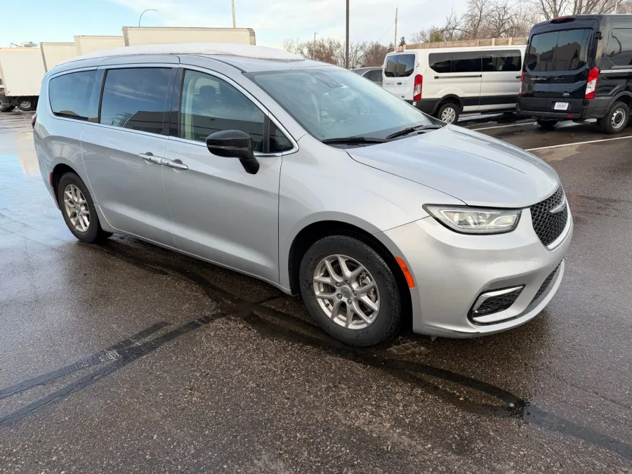 2024 Chrysler Pacifica Touring L | Photo 6 of 24
