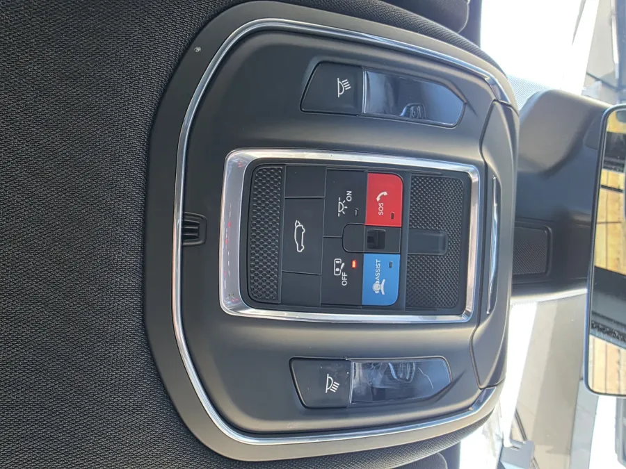 2025 Jeep Wagoneer L Base | Photo 32 of 34