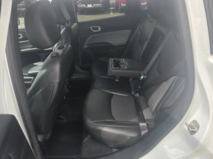 2024 Jeep Compass Latitude | Photo 12 of 21