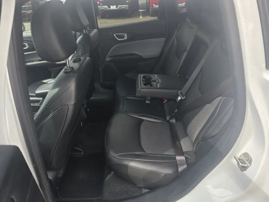 2024 Jeep Compass Latitude | Photo 12 of 21