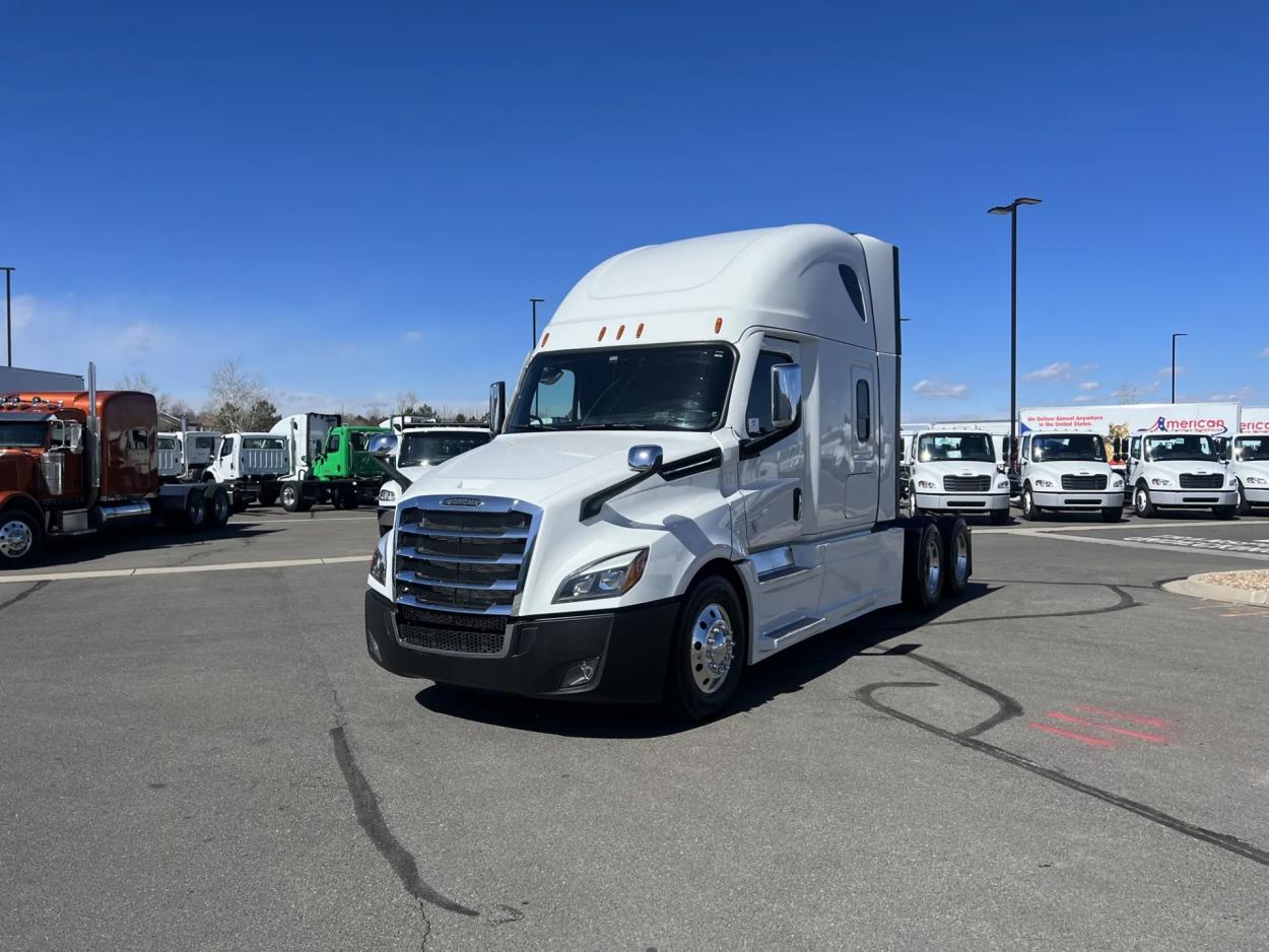 2023 Freightliner Cascadia 126 | Photo 1 of 17