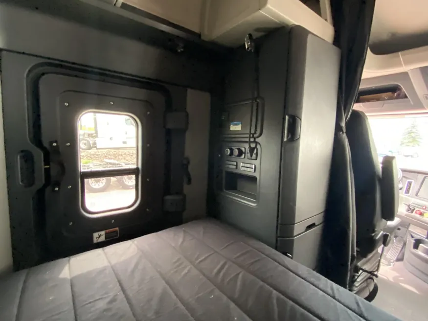 2025 Freightliner Cascadia | Photo 6 of 17