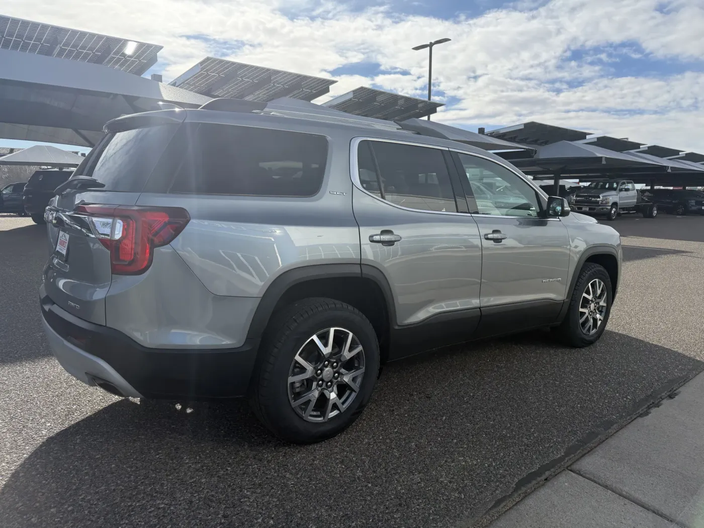 2023 GMC Acadia SLT | Photo 4 of 24