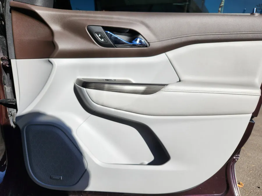 2021 GMC Acadia SLT | Photo 16 of 29