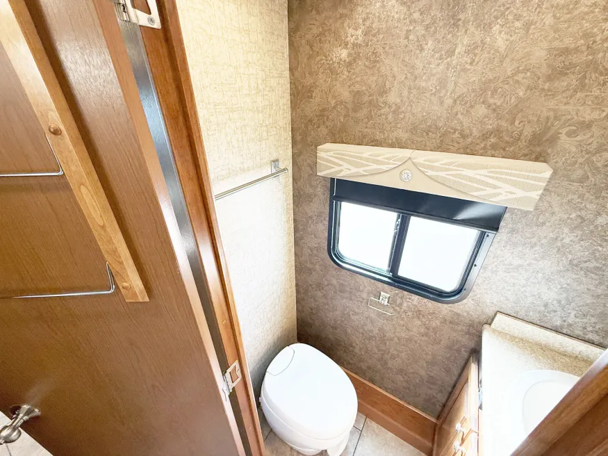 2015 Tiffin Allegro Open Road 34TGA | Photo 13 of 31