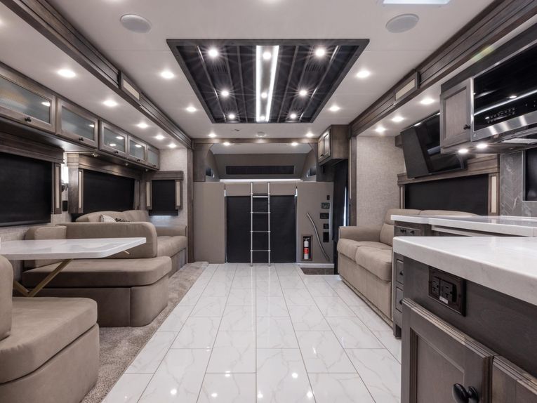 Inside image of the 2025 Tiffin Allegro Bay 