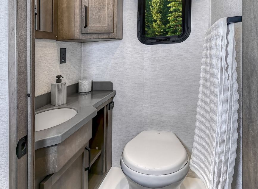 Toilet and vanity in the 2026 Renegade Veracruz
