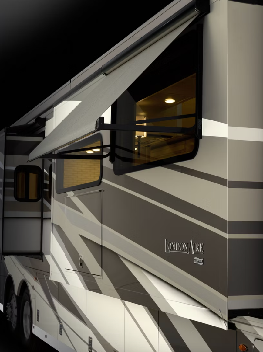 Exterior of the 2025 Newmar London Aire