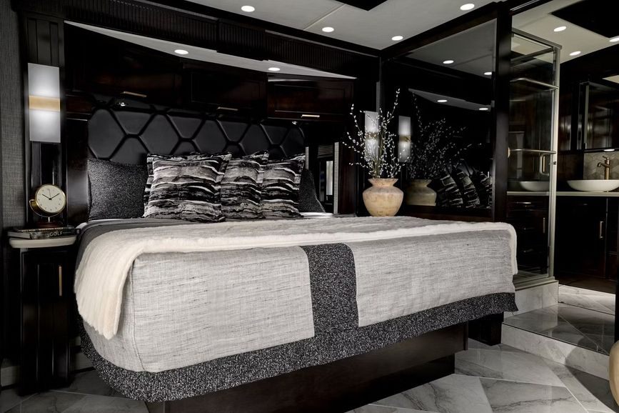 2027 Newmar Essex bed