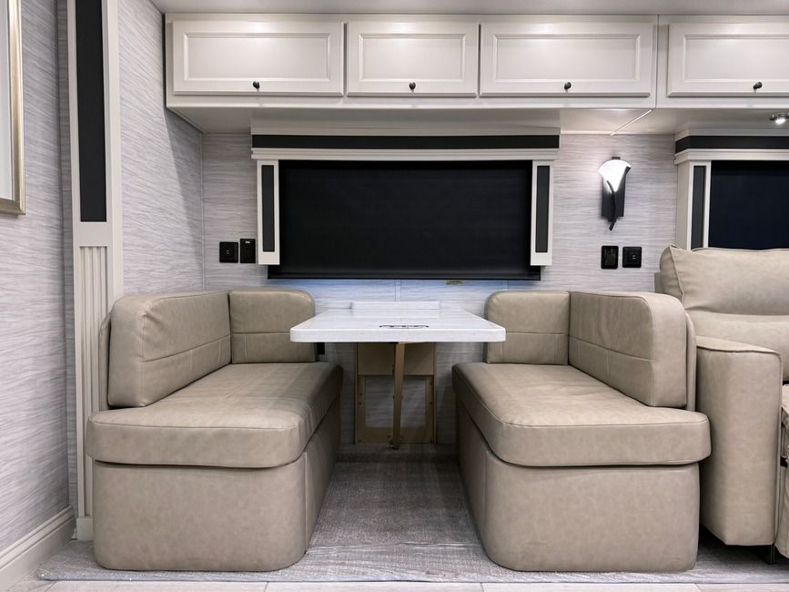 2027 Tiffin Allegro RED dinette