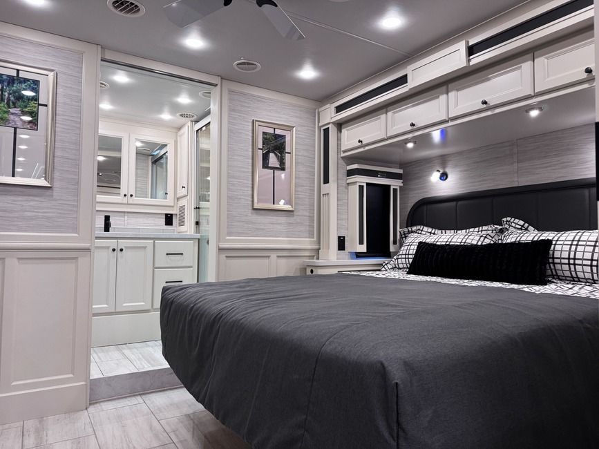 2027 Tiffin Allegro RED bed