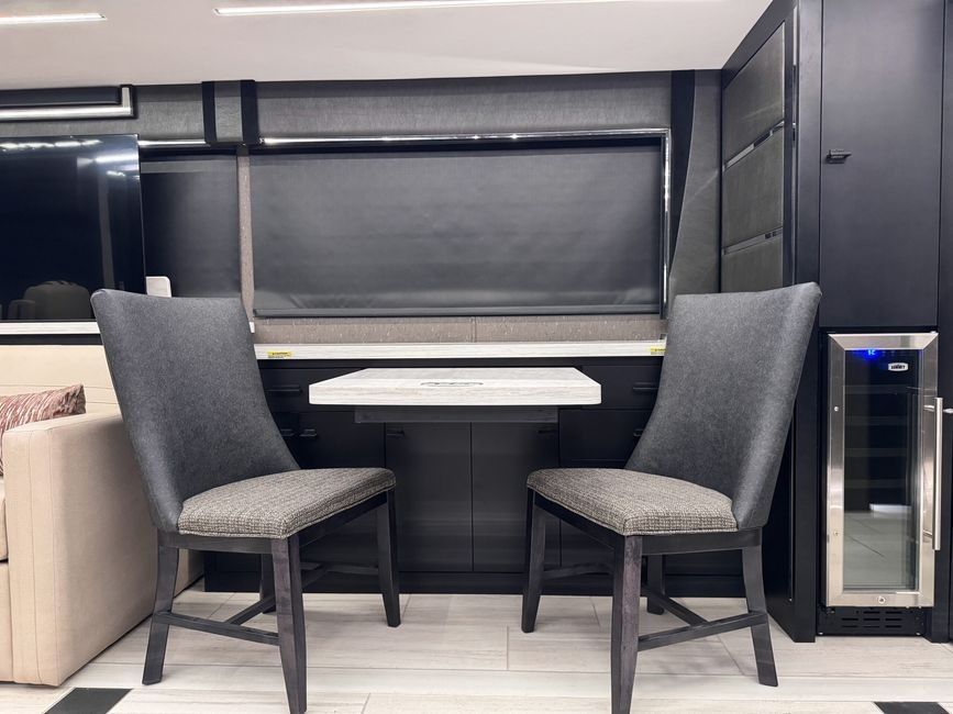 Tiffin Zephyr dinette