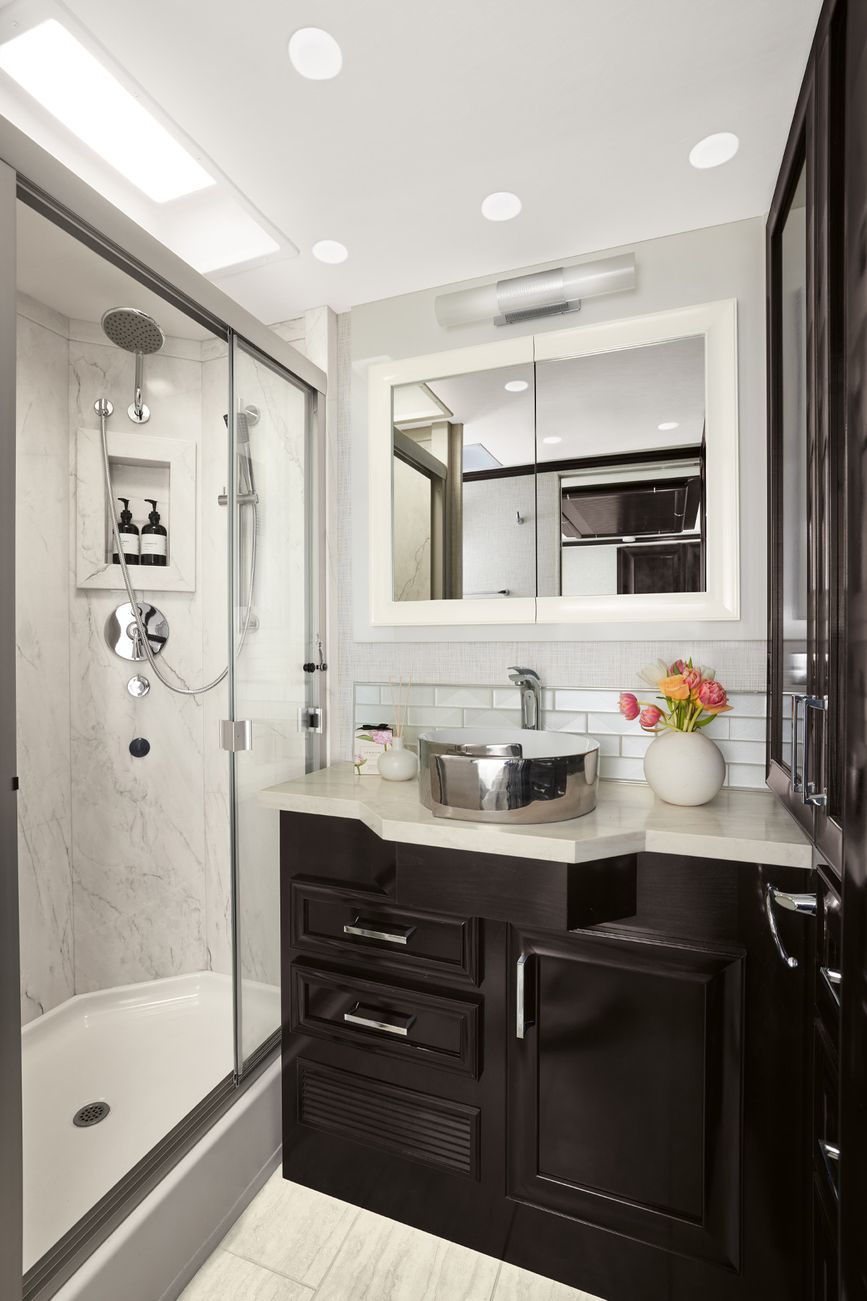 Shower and vanity in the Super Star