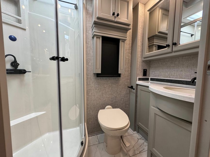 Tiffin Allegro RED bathroom