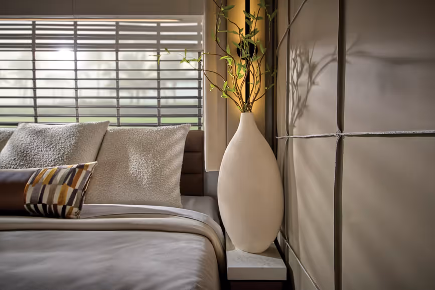 The King Aire&#039;s bed and an indoor plant