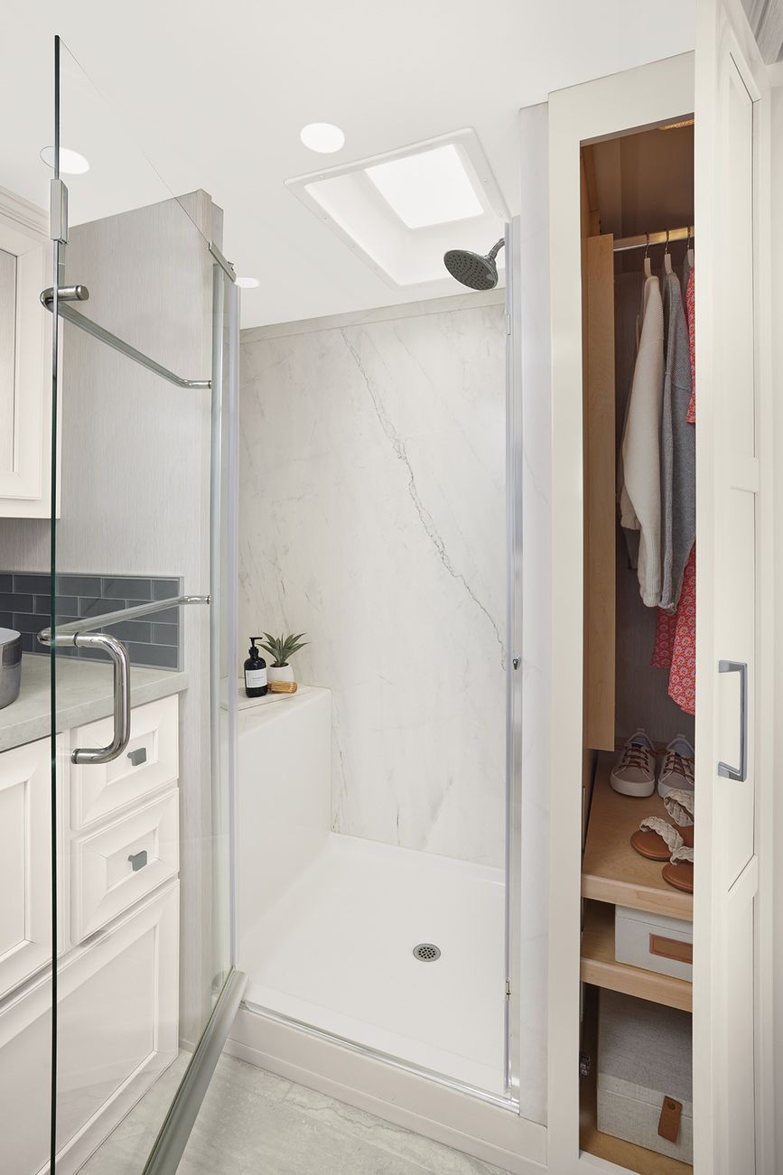 Shower inside the 2025 Ventana
