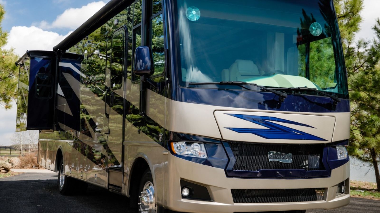 2027 Newmar Bay Star Sport exterior