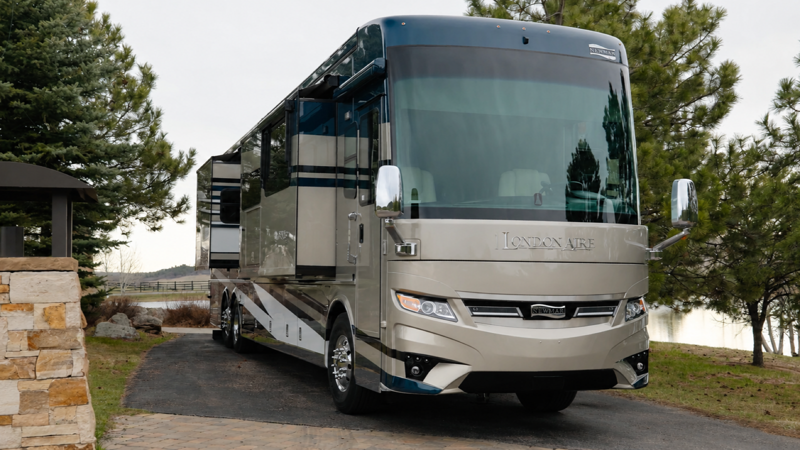 External front-facing image of the 2027 Newmar London Aire